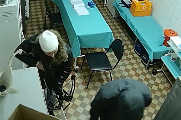 У сотрудников скорой помощи нападавшие пытались забрать результаты обследования У сотрудников скорой помощи нападавшие пытались забрать результаты обследования