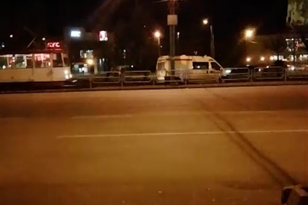 Скорая застряла на рельсах и ждала эвакуатор Скорая застряла на рельсах и ждала эвакуатор 