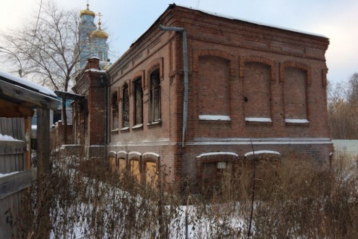 Полуразрушенное здание земской школы на Вознесенской горке сейчас законсервировано
