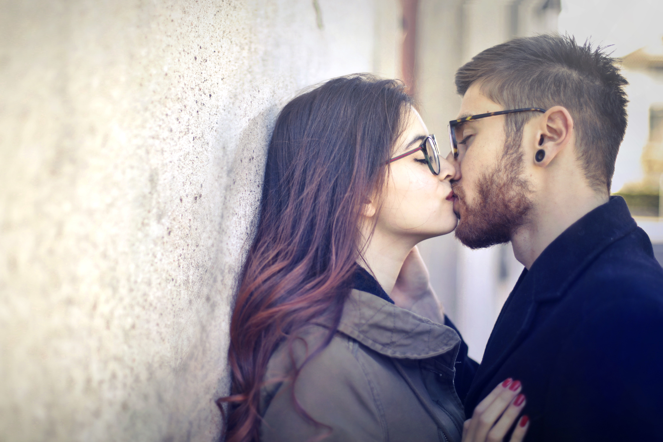 Brunette kiss. Поцелуй в очках. Девушка в очках поцелуй. Поцелуй с человеком в очках. Мужчина в очках целует девочку.