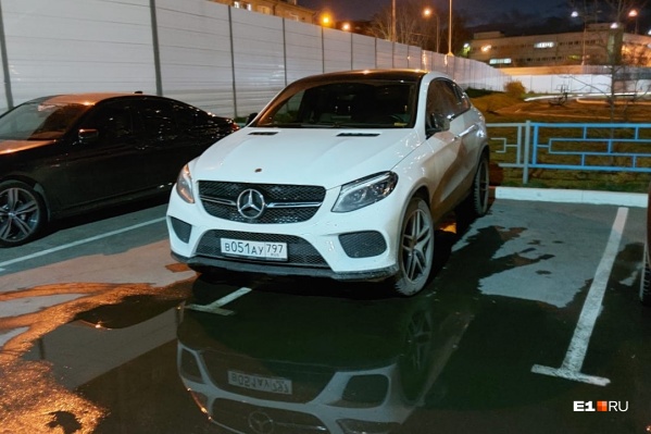 Если есть разметка, почему не поставить автомобиль ровно? Если есть разметка, почему не поставить автомобиль ровно?