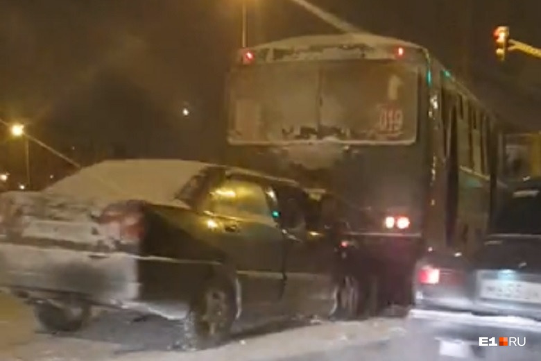 Снег в Екатеринбурге спровоцировал аварии и повышение цен на такси