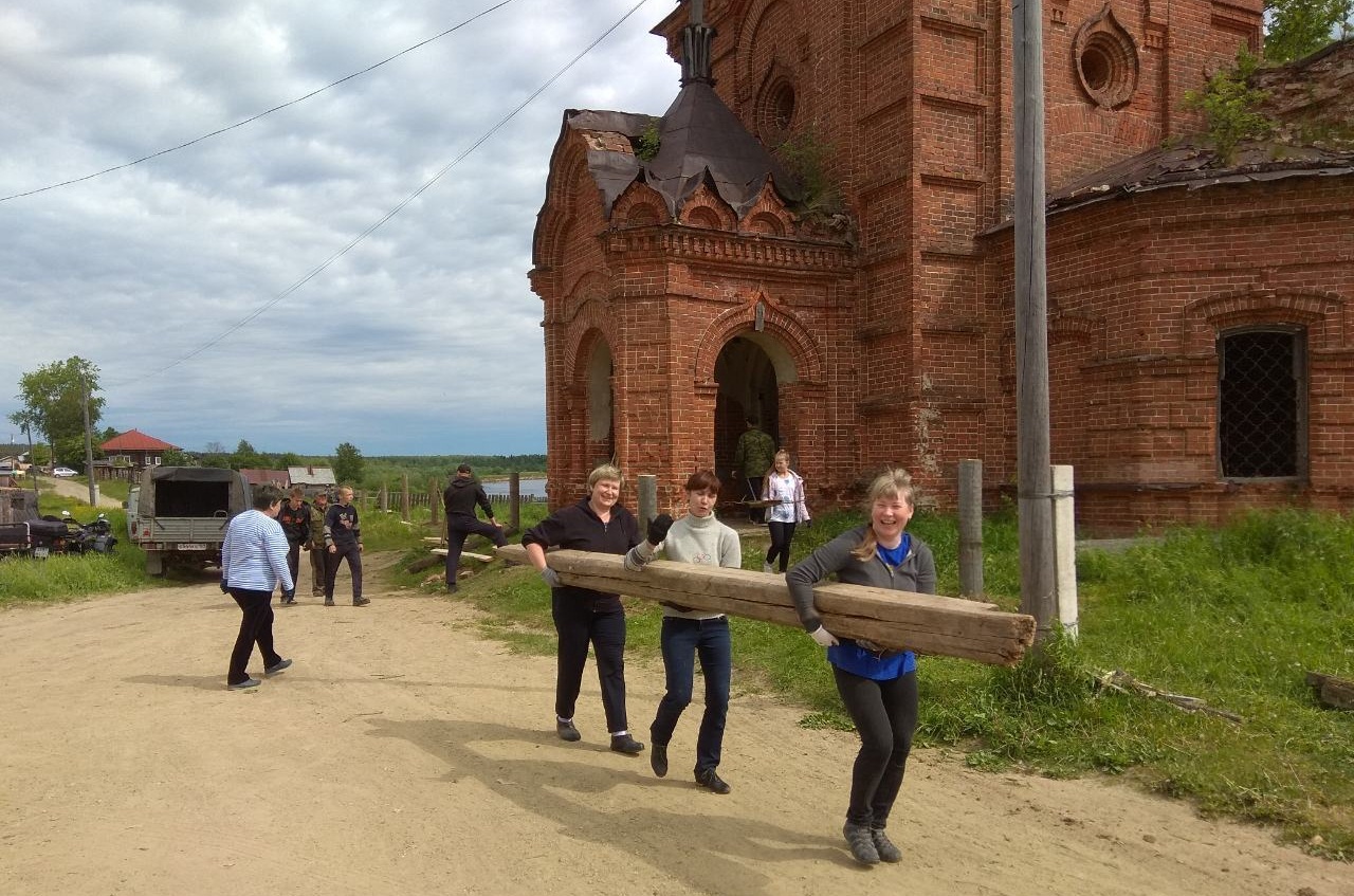 Жители Чердынского района устали наблюдать, как разрушается церковь, и взялись за ее восстановление. Первым делом поставили забор Жители Чердынского района устали наблюдать, как разрушается церковь, и взялись за ее восстановление. Первым делом поставили забор