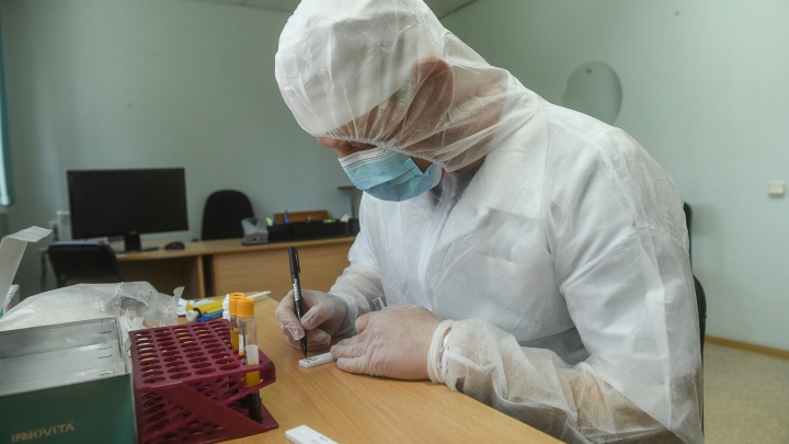 «Заболевших может стать больше, чем было в июле»: эпидемиолог — о росте числа новых случаев COVID на Урале