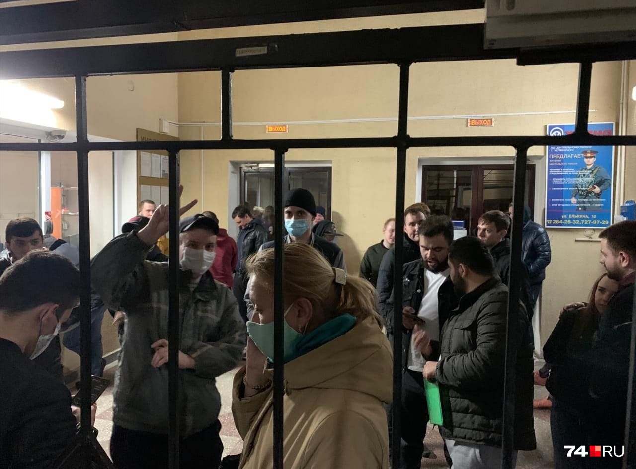 В Челябинске полиция провела массовые задержания гуляющих