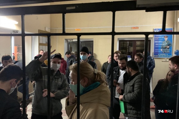Людей задержали возле памятника Курчатову Людей задержали возле памятника Курчатову