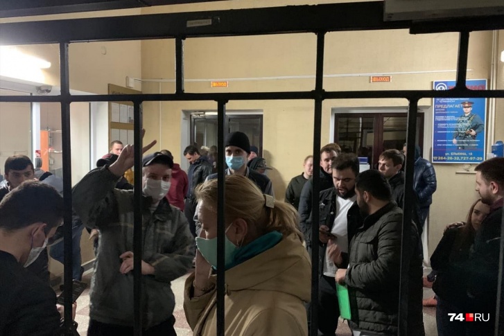 Людей задержали возле памятника Курчатову Людей задержали возле памятника Курчатову