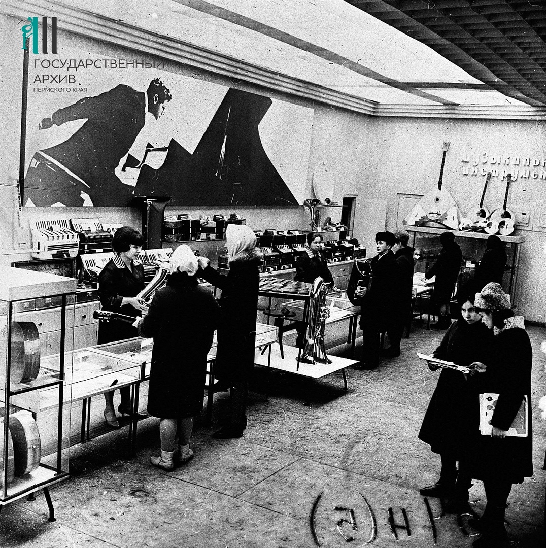 Общий вид отдела инструментов нового магазина «Мелодия», 1966 год Общий вид отдела инструментов нового магазина «Мелодия», 1966 год