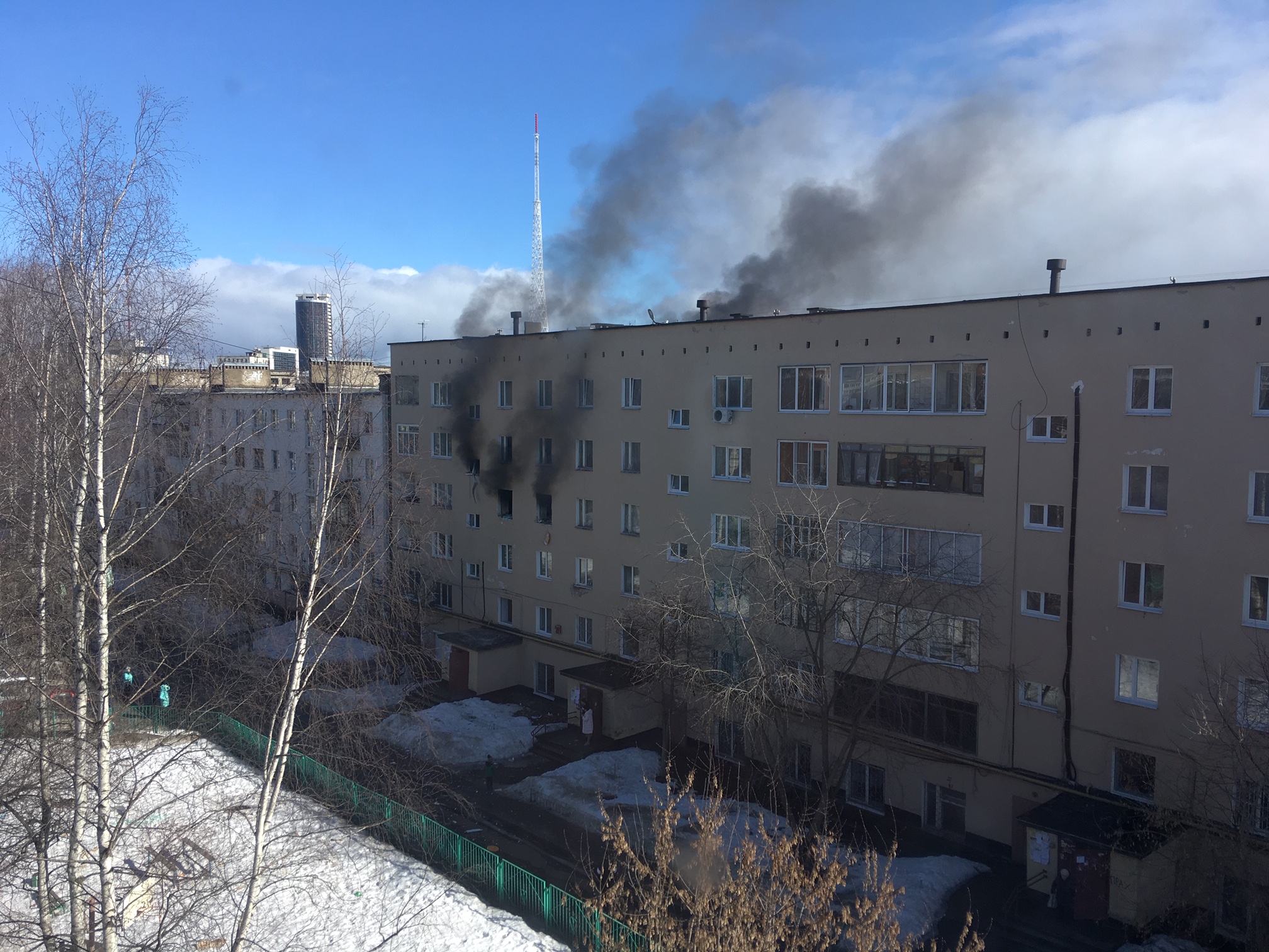 Затем начался пожар и из окон повалил дым Затем начался пожар и из окон повалил дым