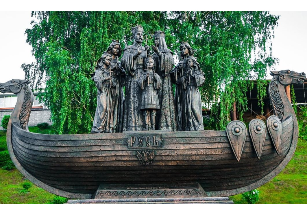 Для Тюмени отлили огромный памятник семьи Романовых, но кто — не говорят