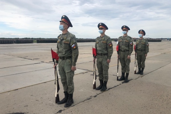 Кроме униформы и оружия, военных вооружили антисептиками Кроме униформы и оружия, военных вооружили антисептиками