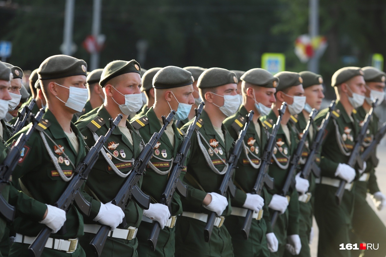 В форме и масках: фоторепортаж с первой репетиции парада Победы