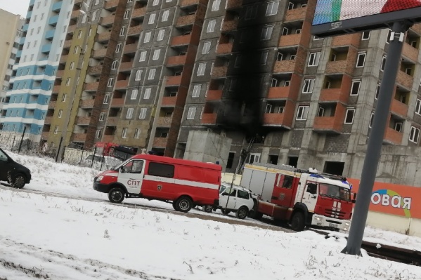 На втором этаже строящейся высотки загорелся утеплитель На втором этаже строящейся высотки загорелся утеплитель