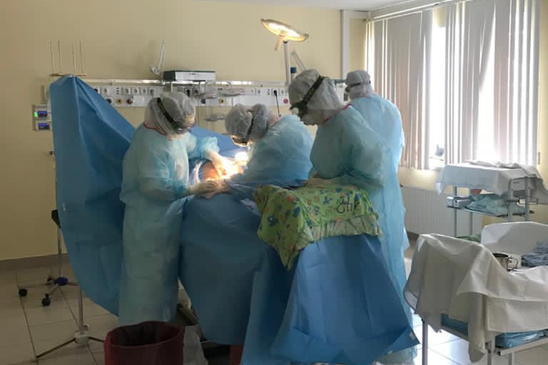 «Это седьмая в мире подобная операция»: в НИИ ОММ спасли мальчиков-близнецов