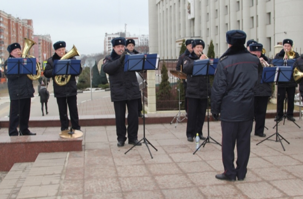 Видео дня. Музыкальные полицейские поздравили нижегородок с 8 Марта