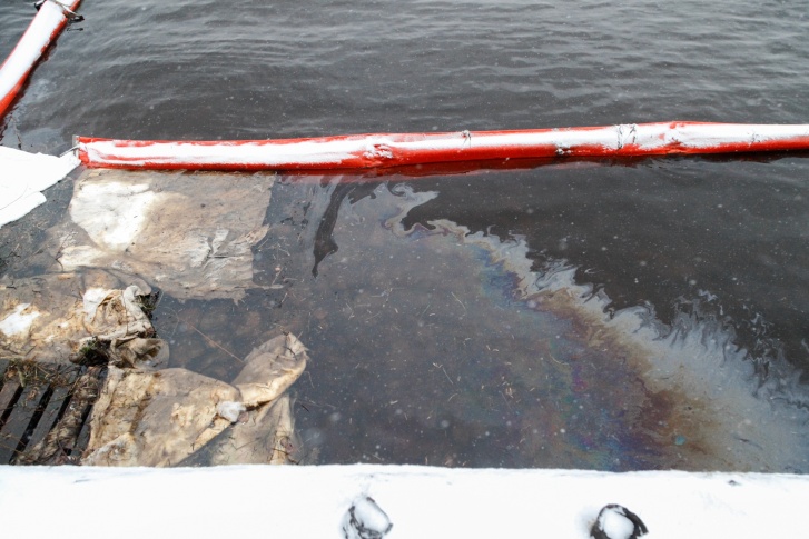 Разноцветные пятна на воде — пленка из нефтепродуктов Разноцветные пятна на воде — пленка из нефтепродуктов