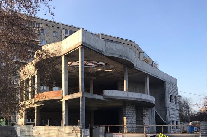 Коробка здания стоит среди жилой застройки Коробка здания стоит среди жилой застройки
