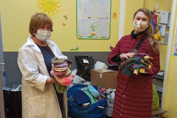 Волонтеры подарили десятки пар носков, а также варежки, шарфы, шапки Волонтеры подарили десятки пар носков, а также варежки, шарфы, шапки