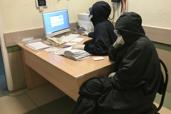 Чтобы не заразиться, врачи работают с COVID-пациентами в защитных костюмах Чтобы не заразиться, врачи работают с COVID-пациентами в защитных костюмах