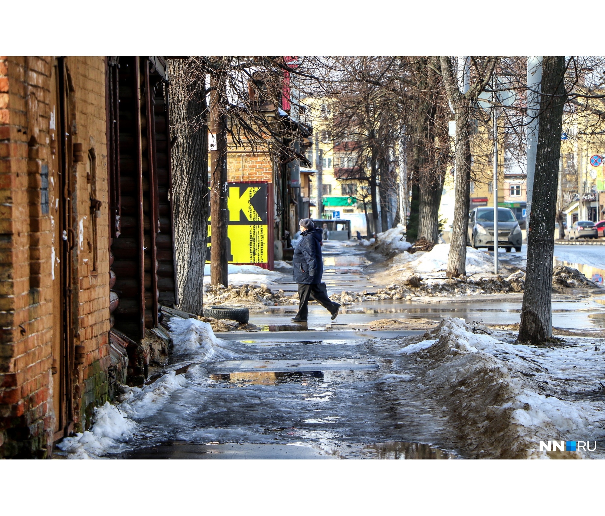 В некоторых местах, где люди ходят нечасто, ещё можно увидеть снег на тротуарах В некоторых местах, где люди ходят нечасто, ещё можно увидеть снег на тротуарах