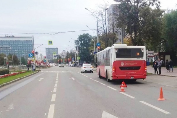 Автобус резко затормозил, из-за этого упал пассажир Автобус резко затормозил, из-за этого упал пассажир