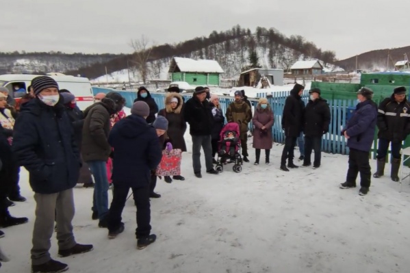 Сход местных жителей против разработки карьера Сход местных жителей против разработки карьера