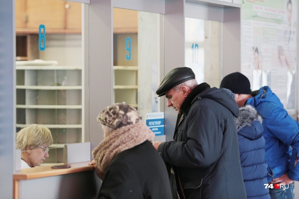 Диспансеризацию хотят остановить на время — пока поликлиники не справляются со звонками пациентов Диспансеризацию хотят остановить на время — пока поликлиники не справляются со звонками пациентов