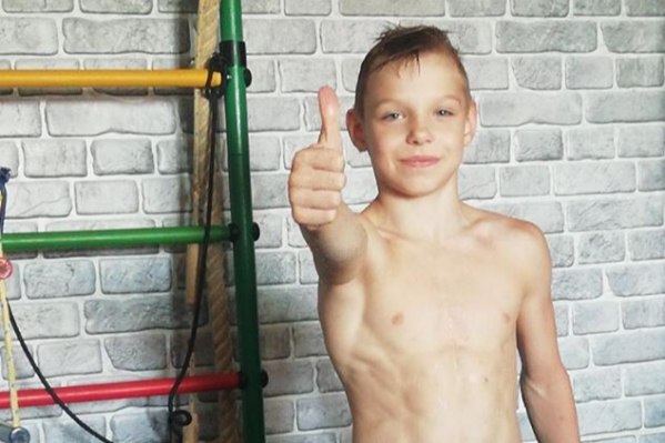 Андрей занимается спортом с шести с половиной лет. В середине июня ему исполнилось девять Андрей занимается спортом с шести с половиной лет. В середине июня ему исполнилось девять