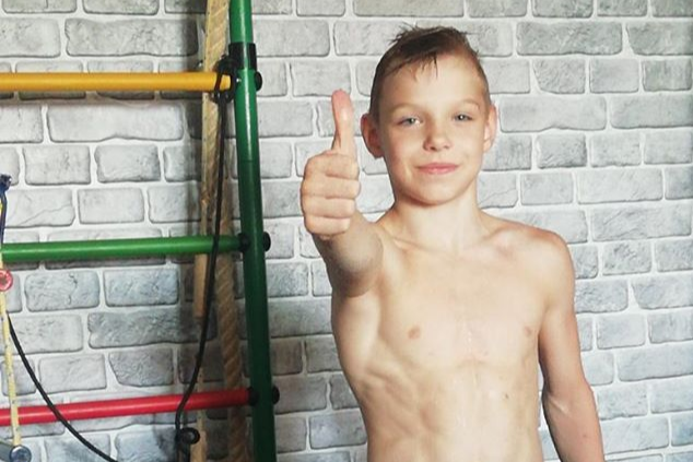 Андрей занимается спортом с шести с половиной лет. В середине июня ему исполнилось девять Андрей занимается спортом с шести с половиной лет. В середине июня ему исполнилось девять