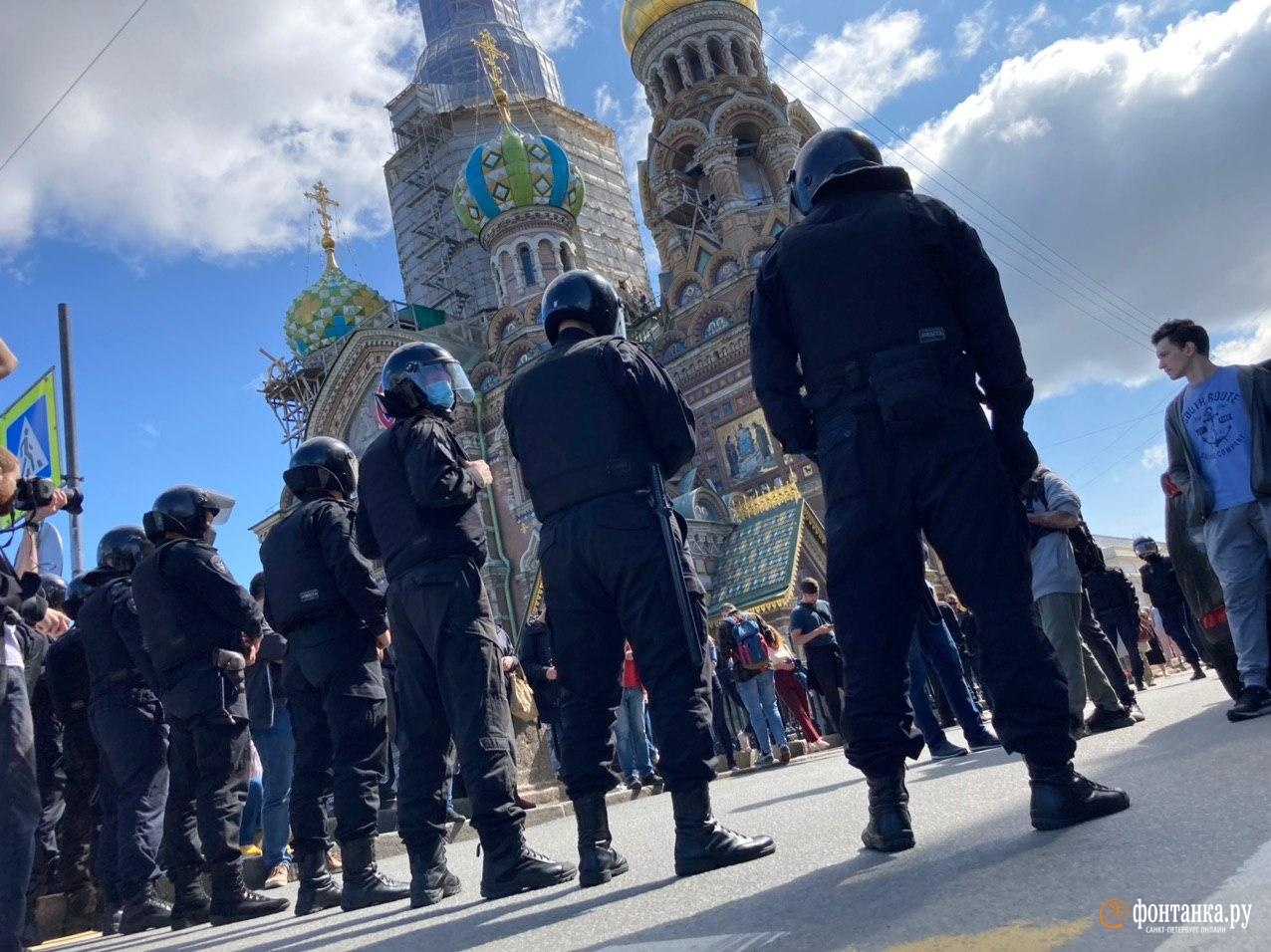 Полиция Петербурга продлила до утра общение с ответственным за несогласованную солидарность с хабаровчанами