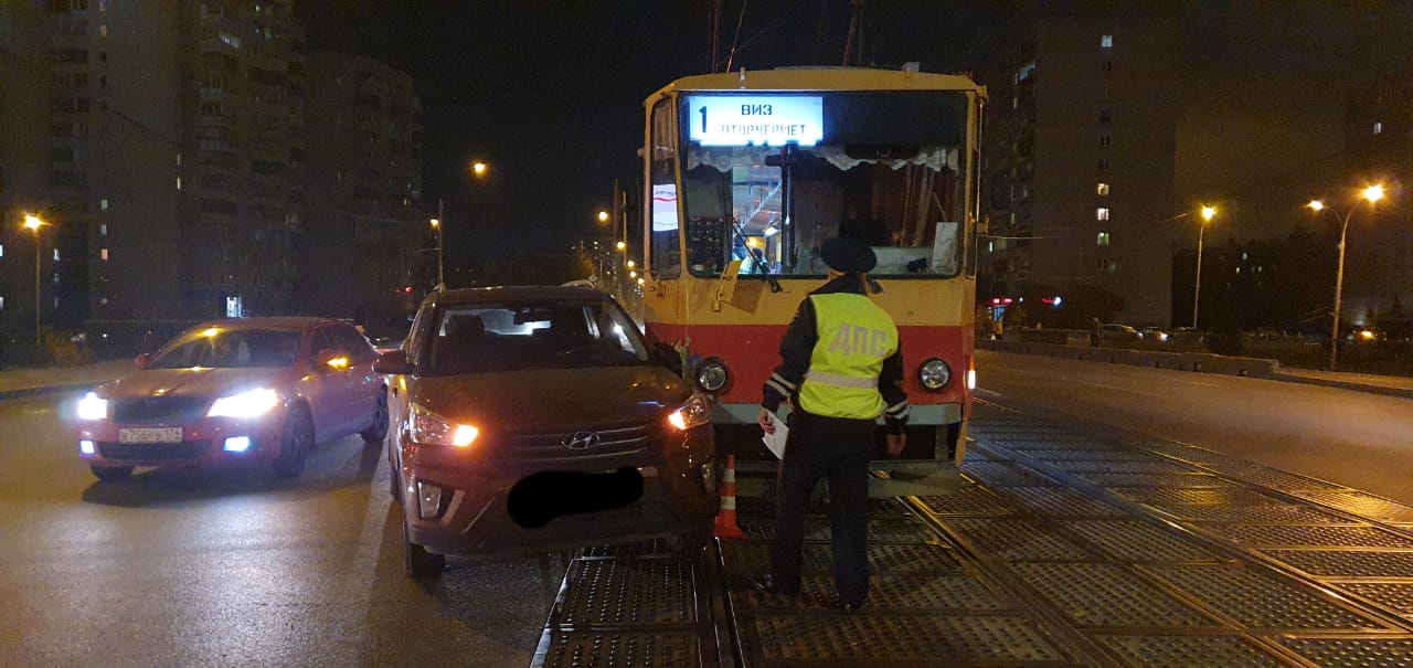 Женщина за рулем Hyundai не уступила дорогу трамваю: в ДТП на Викулова пострадал 4-месячный малыш