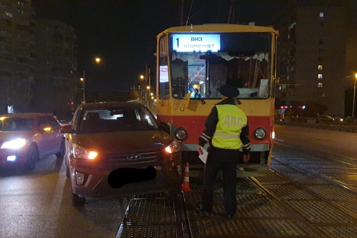 Женщина за рулем Hyundai поворачивала налево и не уступила дорогу трамваю