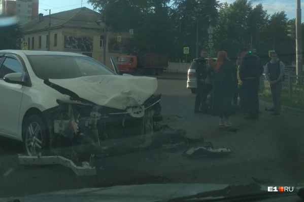 У Toyota серьезно повреждена передняя часть У Toyota серьезно повреждена передняя часть