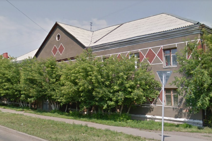 Двухэтажное здание находится на Новосибирской, 58