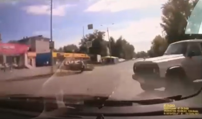 Омская полиция опубликовала видеозапись из Mercedes, который снёс киоски и людей