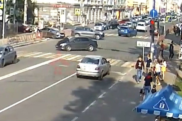 В Ярославле водитель провез на капоте автомобиля судебного пристава В Ярославле водитель провез на капоте автомобиля судебного пристава
