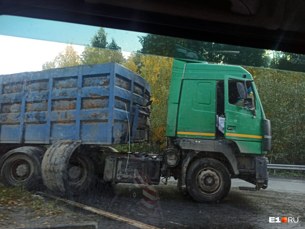 «Над дорогой повисли провода»: в Екатеринбурге грузовик протаранил столб