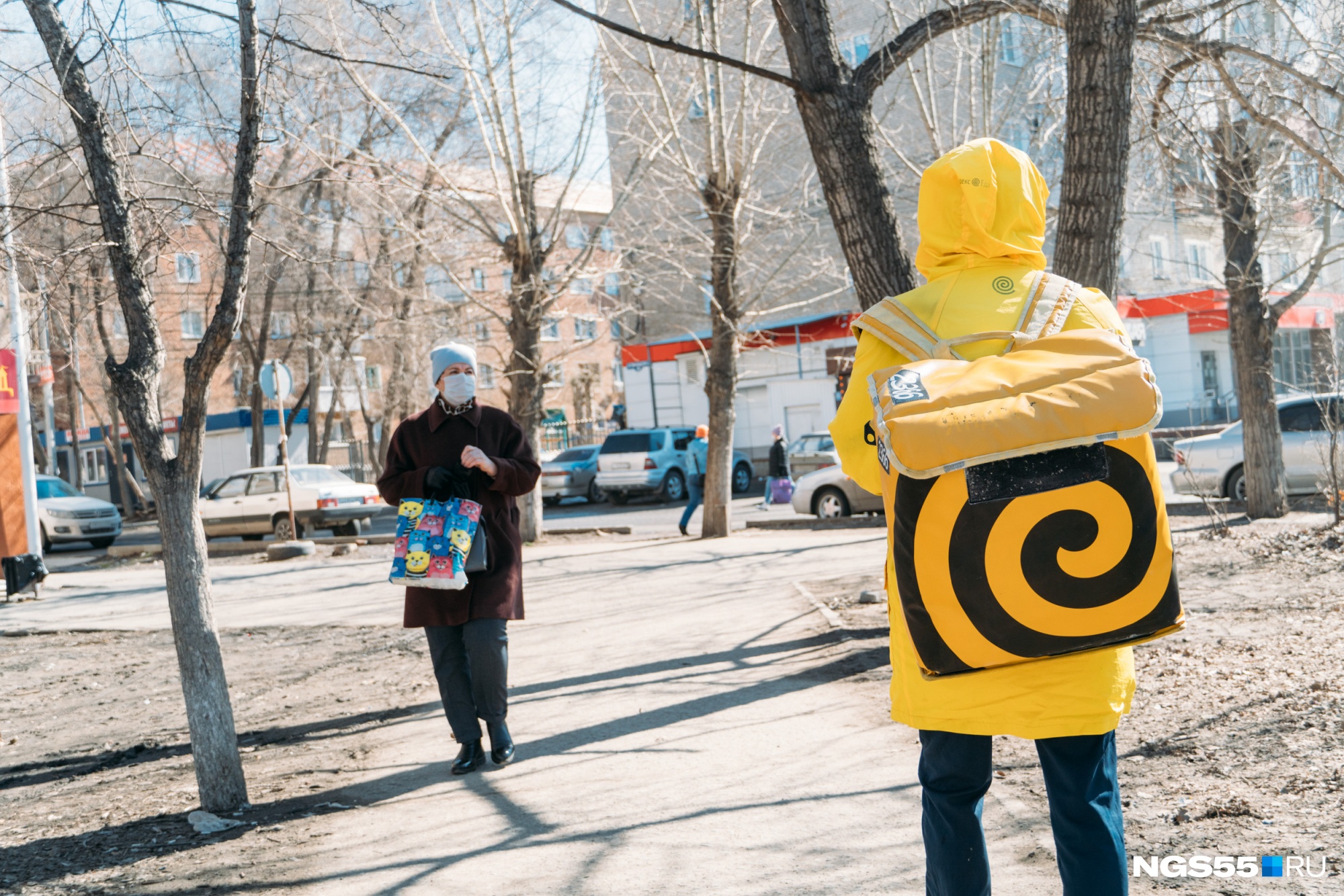 Говорящий желтый. Желтый человек. Человечек в желтом капюшоне. Yellow это человек.