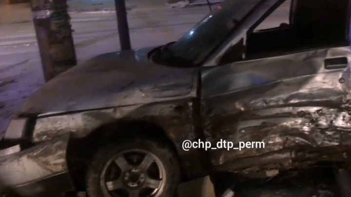 В центре Перми пьяный водитель уходил от погони и врезался в такси