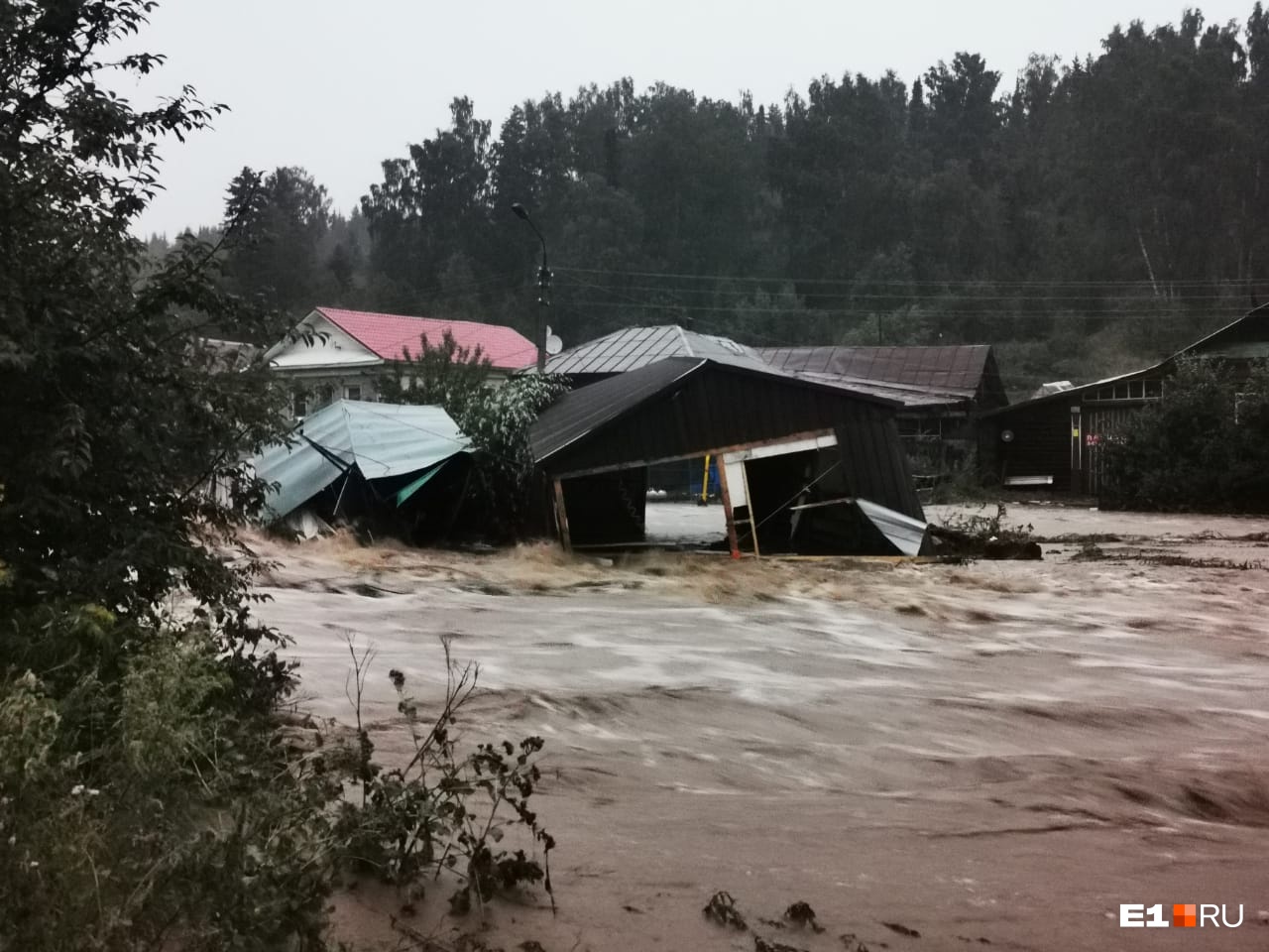 Наводнение 2020. Наводнение в австралии 2010-2011 гг. Служба спасения якутии. Зеландии. Медан индонезия.