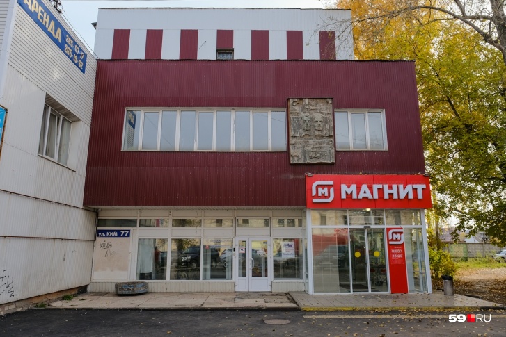 Центральный фасад здания на КИМ, 77 Центральный фасад здания на КИМ, 77