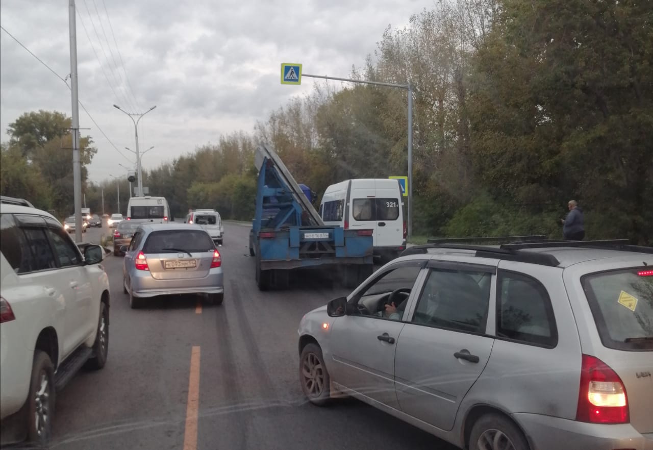 Автомобили встали в пробку в сторону города на Бердском шоссе — здесь грузовик въехал в минивэн