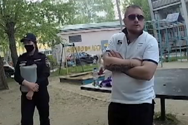 Маску мужчина надел уже после того, как к компании подошли полицейские Маску мужчина надел уже после того, как к компании подошли полицейские