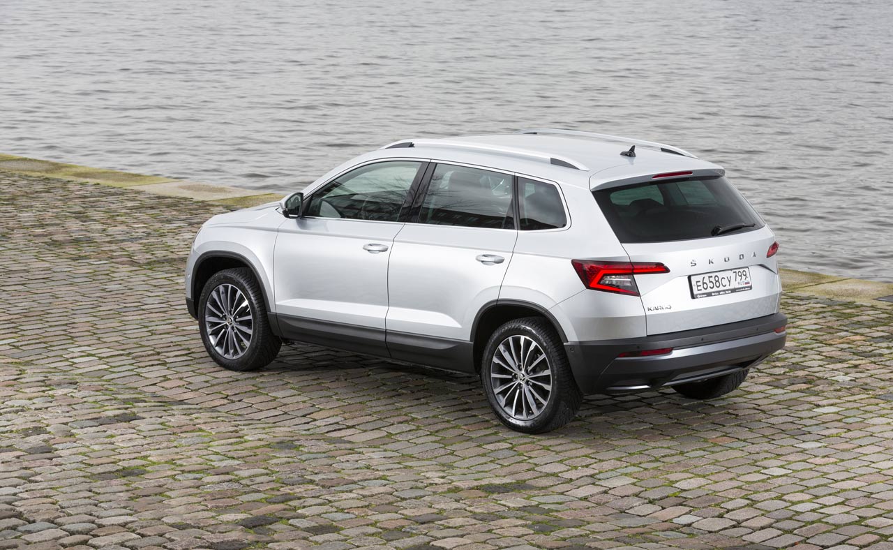 Отличить Karoq от старшего Kodiaq можно по форме фонарей Отличить Karoq от старшего Kodiaq можно по форме фонарей