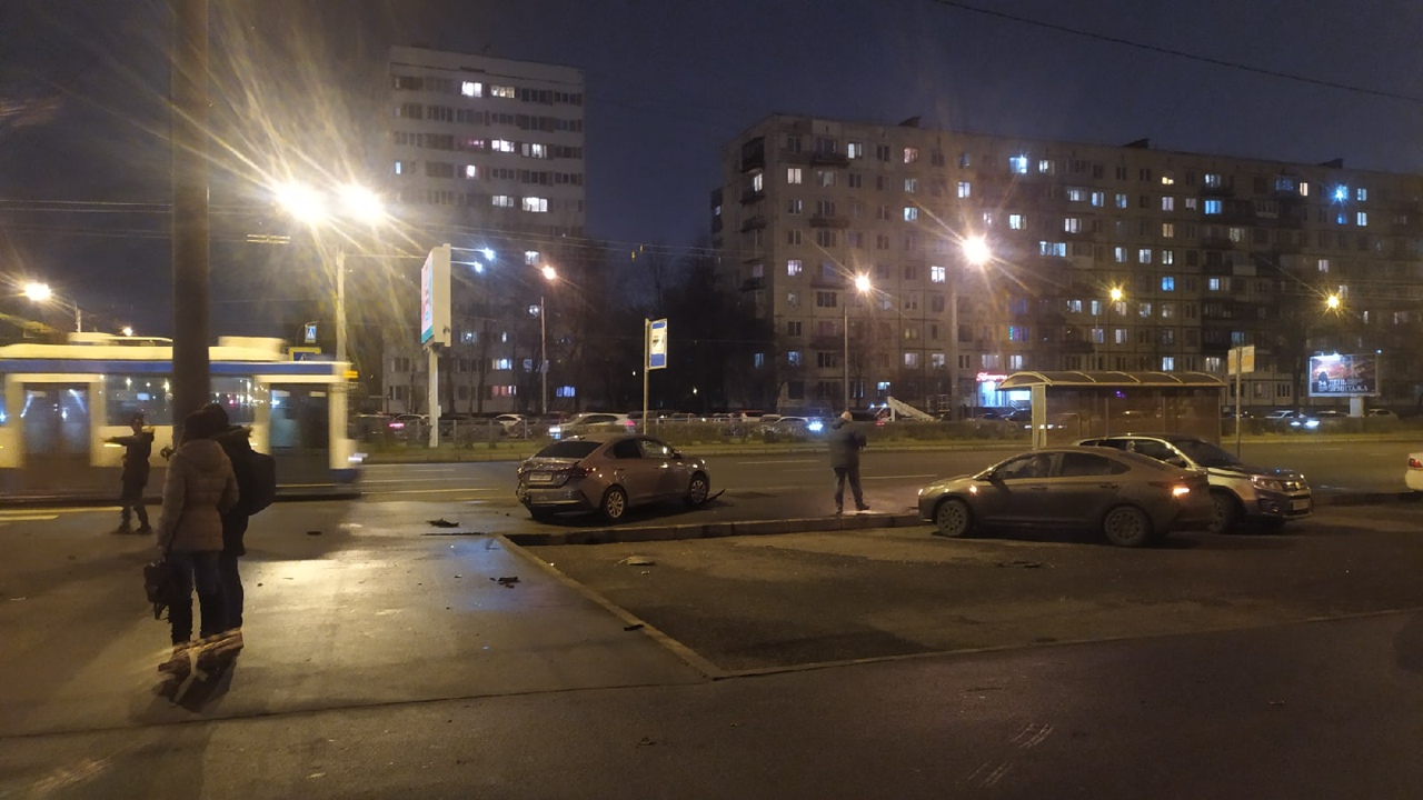 Лёгким касанием одна машина раскрутила другую и отправила на тротуар Светлановского
