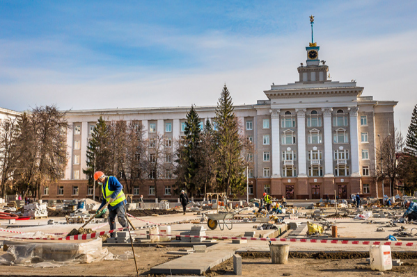 Сейчас на площади возводят фонтан Сейчас на площади возводят фонтан 