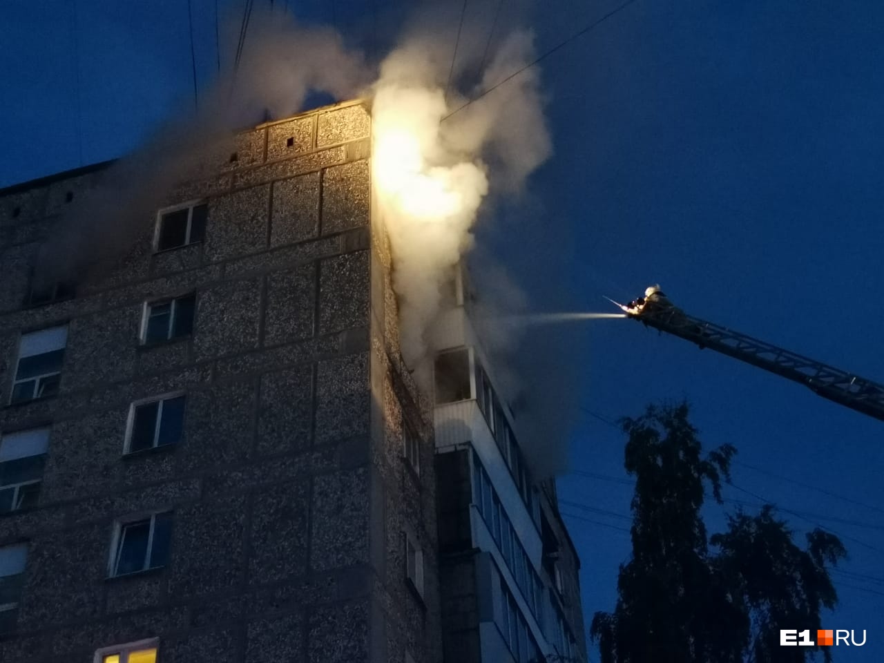 Пожар на уралмаше сегодня е1. Горящая девятиэтажка. В Екатеринбурге загорелась квартира. Пожар в квартире в Екатеринбурге. Качканар сгорела квартира.