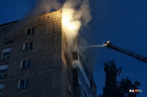 Из горящего дома вывели больше 40 человек Из горящего дома вывели больше 40 человек