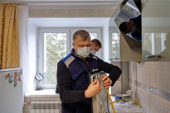 Настоящий сотрудник газовой службы должен быть одет в спецформу — примерно такую, как на этом фото. Кроме того, работник обязан показать вам удостоверение Настоящий сотрудник газовой службы должен быть одет в спецформу — примерно такую, как на этом фото. Кроме того, работник обязан показать вам удостоверение