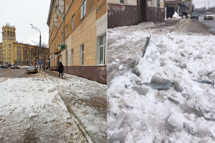 Тротуар в этом месте довольно узкий, снег со льдом упал прямо на него Тротуар в этом месте довольно узкий, снег со льдом упал прямо на него